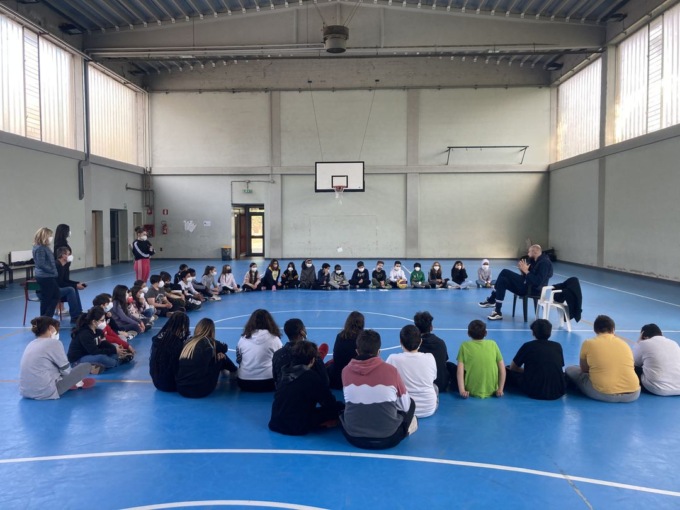 I bambini della primaria a scuola di basket con Marco Cusin