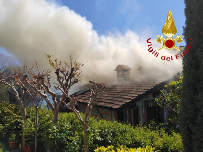 Scoppia un incendio sul tetto di una villetta