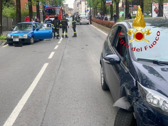 Incidente a Cantù: coinvolte quattro auto, soccorsi anche tre bambini