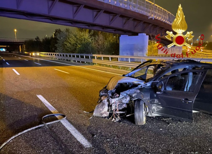 Incidente tra Lomazzo e Saronno: un’auto in fiamme