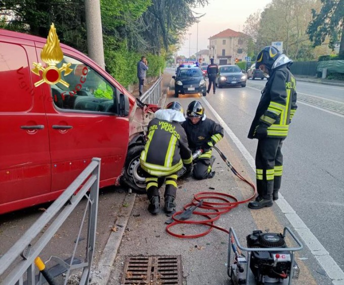 Incidente a Lomazzo: un furgone finisce fuori strada