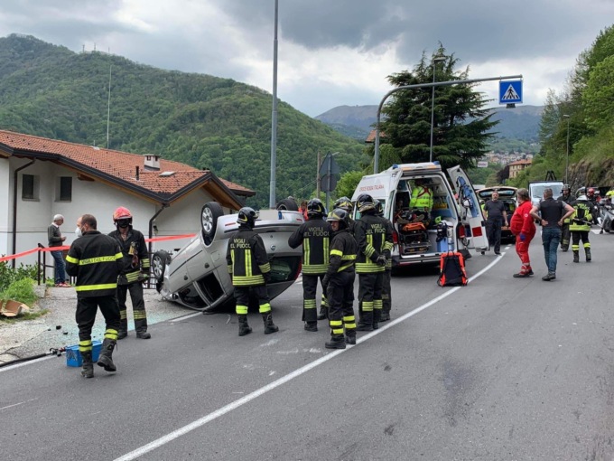 Urta un’auto parcheggiata, poi si ribalta: incidente ad Asso