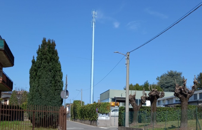 Duecento firme contro l’antenna gigante di Lurate Caccivio