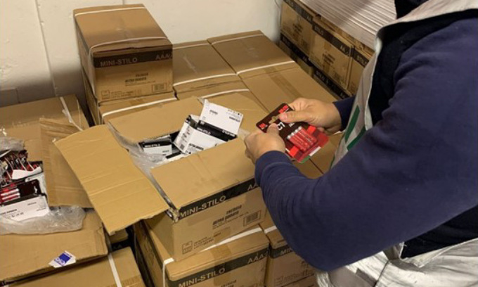 A Padova sequestrate oltre 180mila batterie prodotte in Cina, nei guai anche un importatore comasco