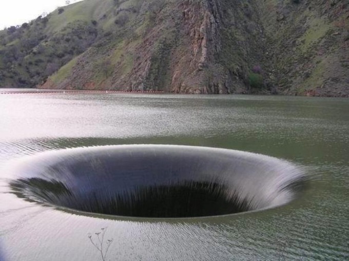 “C’è un buco nel lago di Como” e la foto sui social fa il pieno di like e sorrisi