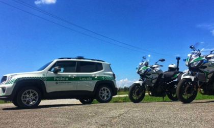 Disturba i passanti e aggredisce gli agenti della Locale: arrestato un giovane