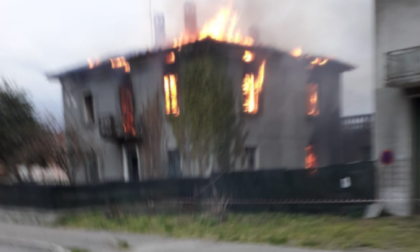 Grosso incendio sul Lario divora un'abitazione