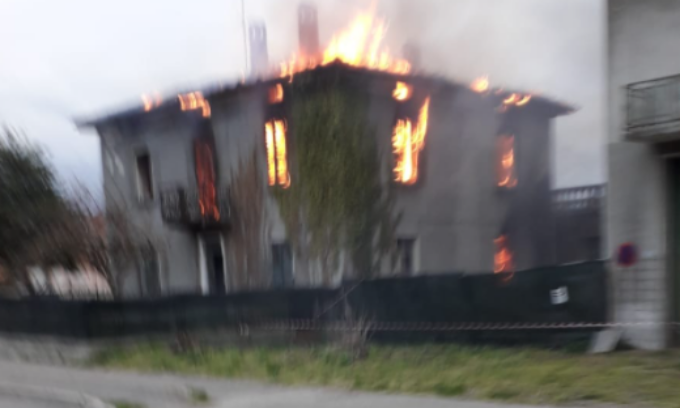 Grosso incendio sul Lario divora un’abitazione