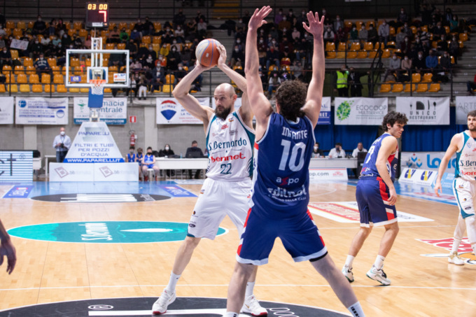 Pallacanestro Cantù domani in campo contro Chiusi