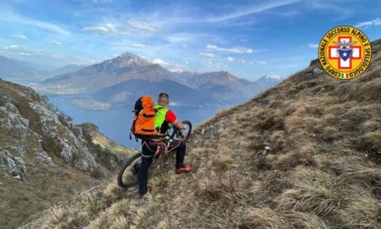 Paura per una turista: cade in bici a Garzeno a 950 metri d'altezza