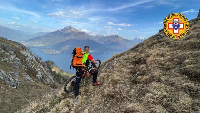 Paura per una turista: cade in bici a Garzeno a 950 metri d’altezza