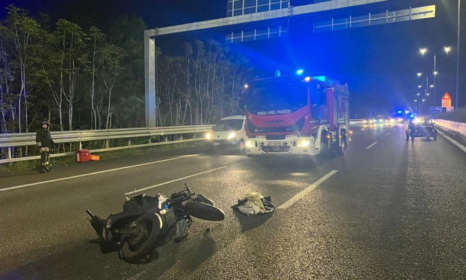 Corriere delle pizze in motorino lungo la Valassina: speronato da un’auto