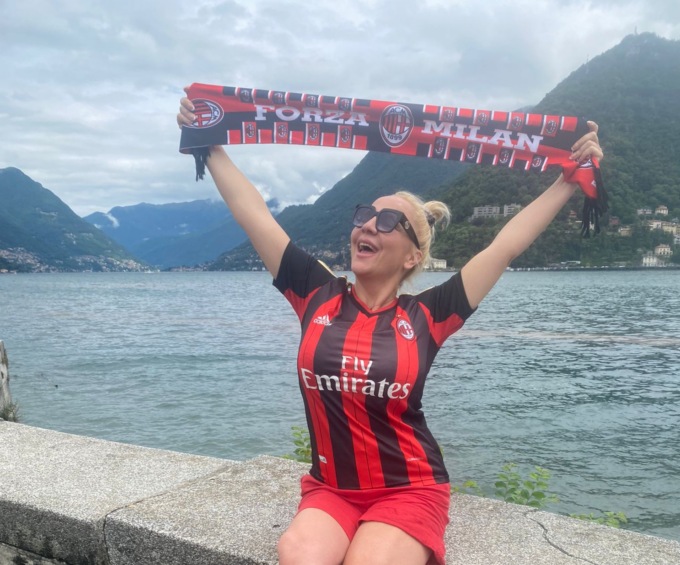 Festa tricolore la tifosa speciale Elena Mua infiamma il Lario per celebrare il 19° scudetto milanista