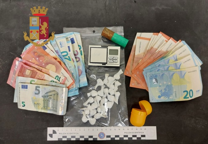Tentano la fuga e speronano l’auto della Polizia di Stato: arrestati tre spacciatori
