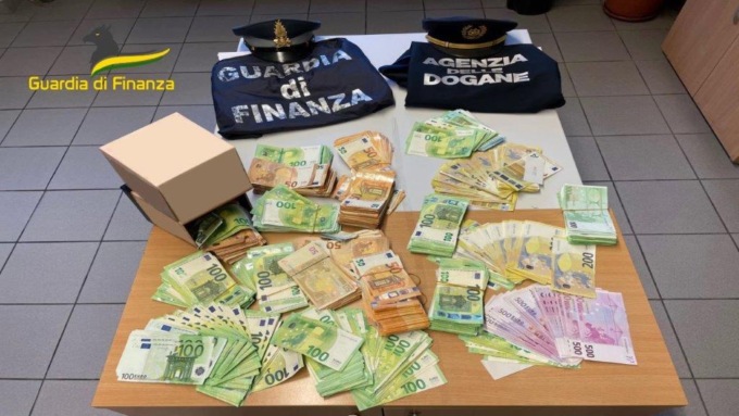 In treno dalla Germania con 200mila euro nei bagagli: sanzionata coppia bulgara