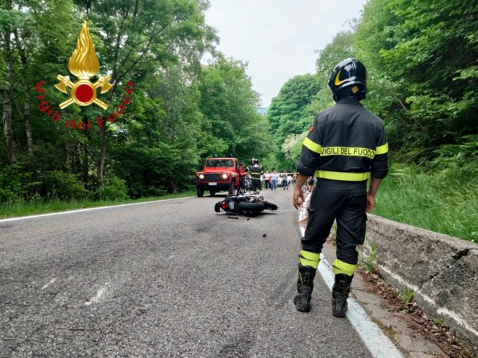 Sormano, scontro auto-moto al Pian del Tivano: soccorso un 25enne