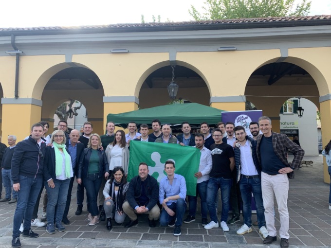 Giovani Cumasch a Erba con il candidato sindaco