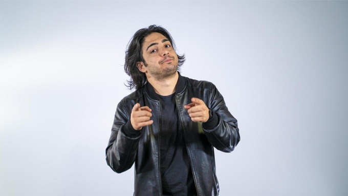 Il comico Max Angioni fa sold out al Teatro Sociale nella “sua” Como