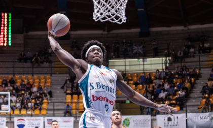 Pallacanestro Cantù batte Ravenna e ritrova il tifo degli Eagles