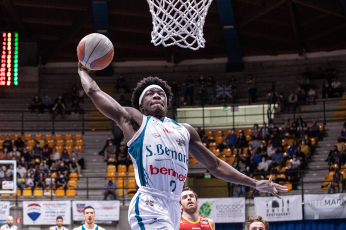 Pallacanestro Cantù batte Ravenna e ritrova il tifo degli Eagles