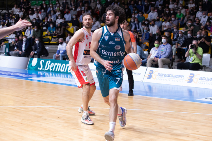 Pallacanestro Cantù altra vittoria contro Forlì in Gara 2