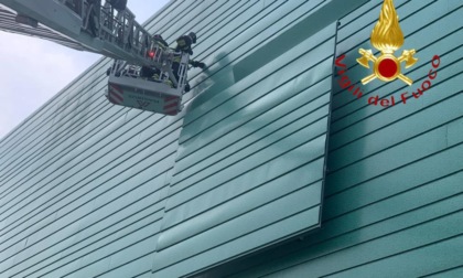 Lamiere pericolanti sull'ospedale Sant'Anna: arrivano i Vigili del fuoco