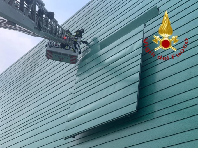 Lamiere pericolanti sull’ospedale Sant’Anna: arrivano i Vigili del fuoco