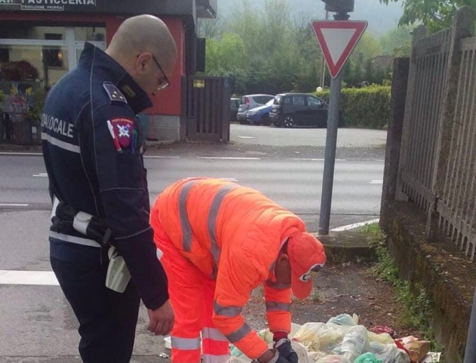 Abbandona i rifiuti alla stazione di Cantù Asnago: individuato, pagherà una maxi multa