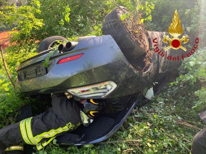 Tavernola, finisce fuori strada in via Conciliazione: due feriti