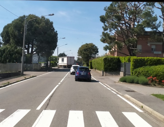 Finisce col camion contro un palo dell’illuminazione
