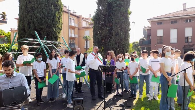Un cipresso in ricordo di Giovanni Falcone e Paolo Borsellino: gli studenti cantano per i due magistrati assassinati
