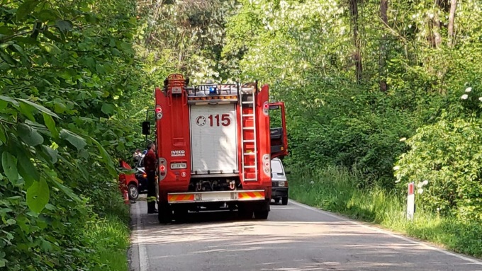 Auto fuori strada e contro un albero: soccorsi lungo la strada del Pianbosco