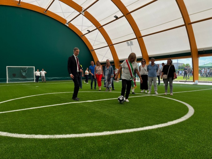 Lurate, inaugurato il centro sportivo rinnovato, il sindaco: “Sono emozionata, era il mio sogno”