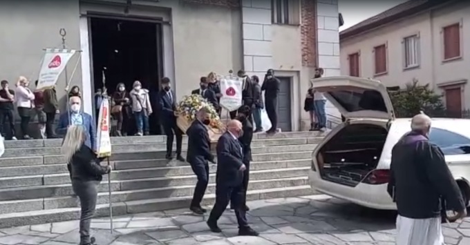 Lutto a Cantù: la città dona un grande abbraccio alla giovane postina Ambra