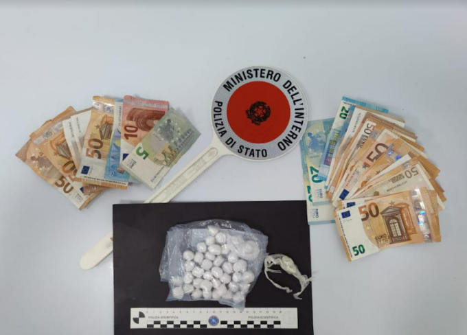 Scoperta famiglia di spacciatori: dopo il blitz della Polizia cercano di scappare dal tetto