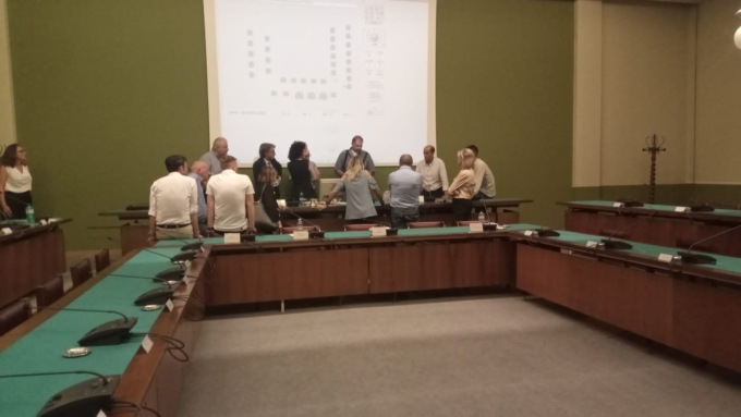 Alta tensione in Consiglio comunale a Cantù: Fratelli d’Italia lascia la maggioranza
