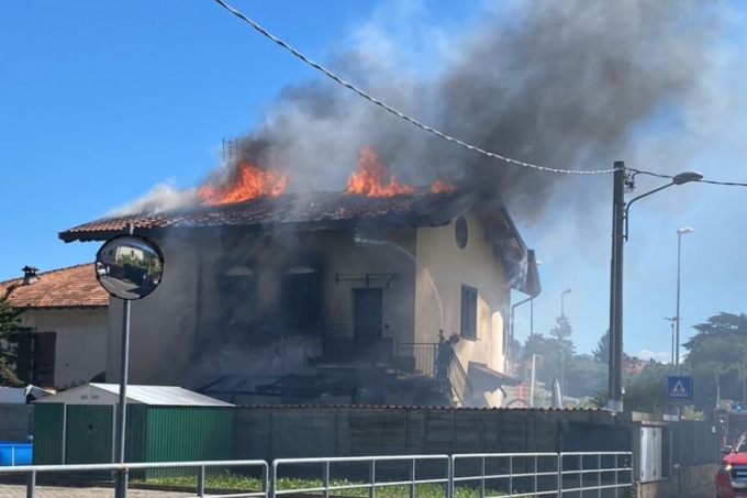 Incendio a Bulgarograsso: a fuoco una palazzina
