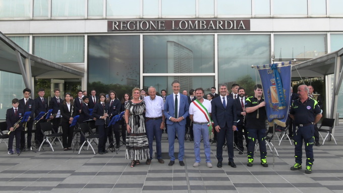 La banda di Albavilla compie 150 anni suonando sul piazzale di Palazzo Pirelli