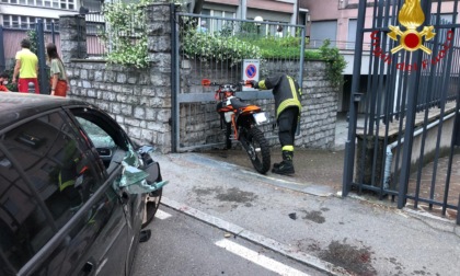 Incidente tra auto e moto in viale Varese: 5 persone coinvolte