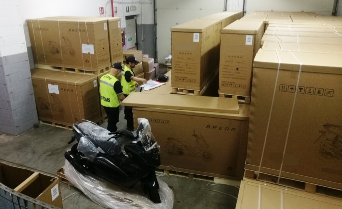 C’era il tricolore ma erano “Made in China”: 48 scooter sequestrati alla dogana