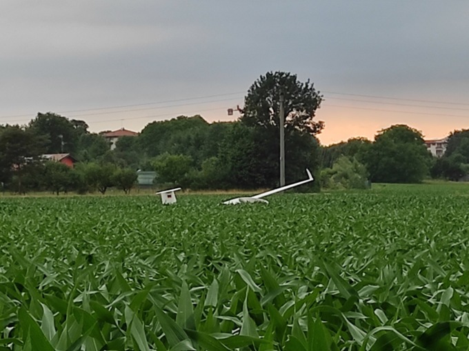 Cantù, aliante finisce in mezzo a un campo di grano: illeso il conducente