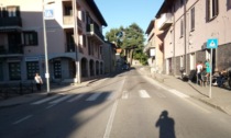 Paura a Cassina Rizzardi: moto investe bimbo nel passeggino