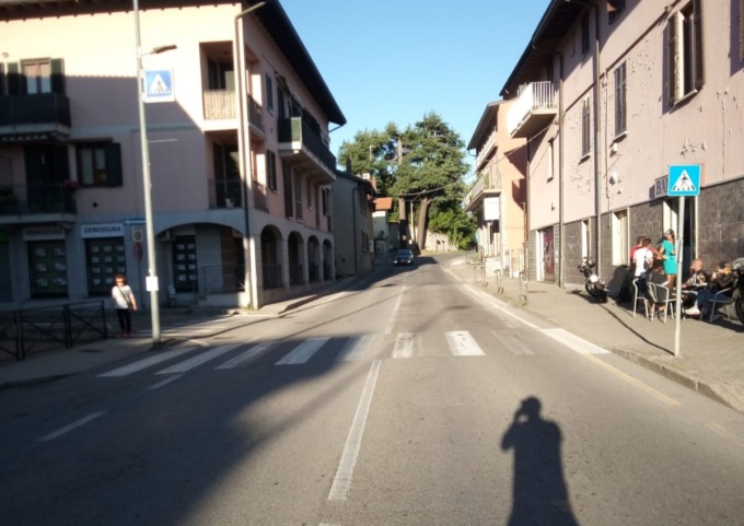 Paura a Cassina Rizzardi: moto investe bimbo nel passeggino