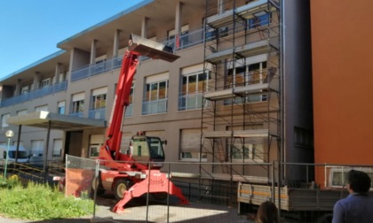 Ospedale di Cantù: iniziato l’allestimento del cantiere per le stanze della Medicina