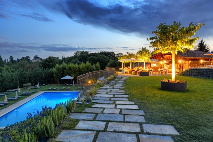Al Castello di Casiglio incantevoli giornate in piscina e al ristorante
