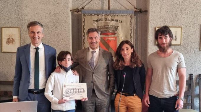 A 13 anni è campione di scacchi: a Tristan Ciceri una targa dal sindaco