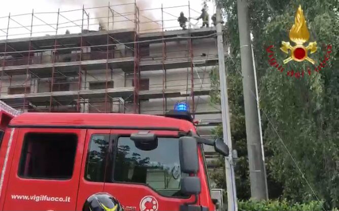 Fiamme in una palazzina in ristrutturazione