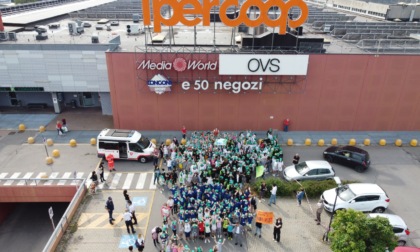 Mirabello Go Green: 600 bimbi delle primarie abbelliscono il centro commerciale con le loro piantine