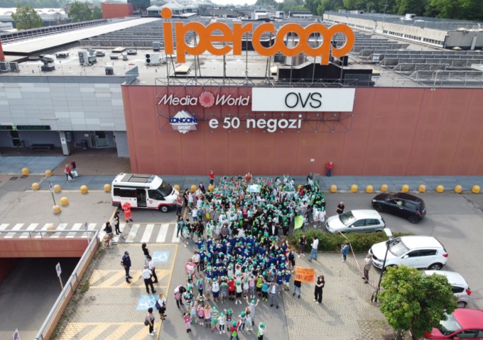 Mirabello Go Green: 600 bimbi delle primarie abbelliscono il centro commerciale con le loro piantine
