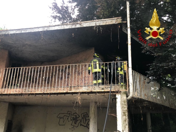 Fiamme in un alloggio abusivo